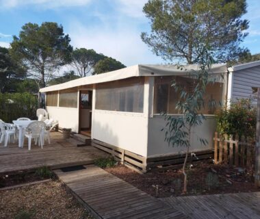 Terrasse en bois avec salon extérieur du mobil home à louer au camping des cigales Le Muy 5 étoiles