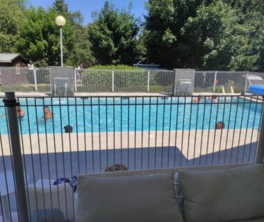 Terrasse couverte donnant sur la piscine clôturée du Mobil home agreable et fonctionnel