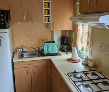 Cuisine équipée avec plaque gaz et réfrigérateur dans le mobil home agreable et fonctionnel