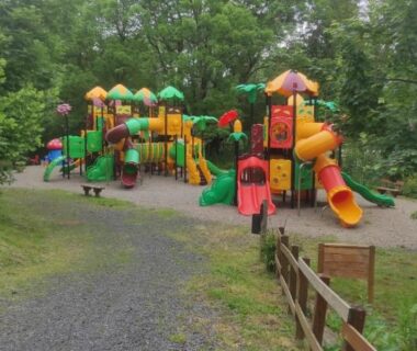 Aire de jeux colorée en lisière de forêt au Mobil home agreable et fonctionnel