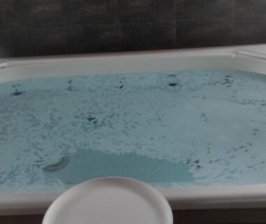 Bain à remous intérieur dans le Mobil home agreable et fonctionnel