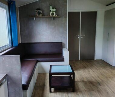 Séjour avec banquette et table dans le Mobil-home alex