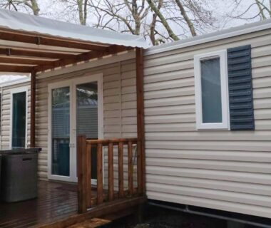 Terrasse en bois et pergola du Mobil-home alex