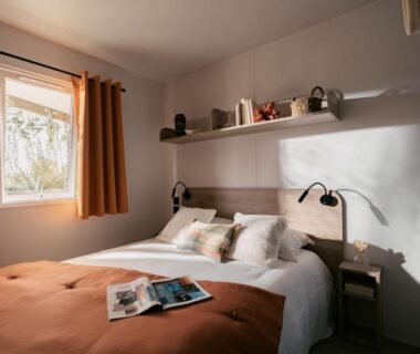 Chambre double lumineuse avec lit et lampes dans le Mobil home - animaux admis - 7 pers. - API-1-52-2257
