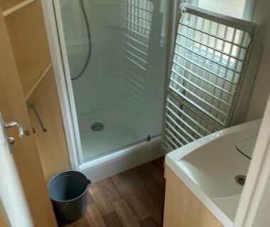 Salle de bain compacte avec douche et lavabo dans le Mobil-home au Camping familial 4 étoiles Les Sables d'Or