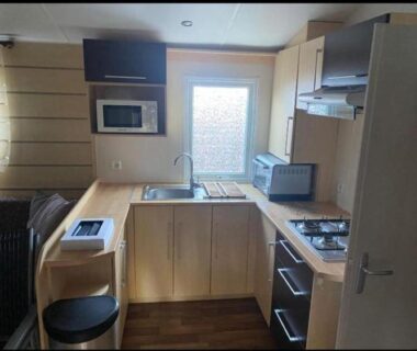 Cuisine équipée dans le mobil-home au Camping familial 4 étoiles Les Sables d'Or