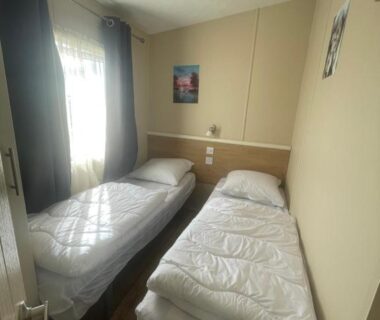 Chambre avec deux lits simples dans le mobil home au bord de la mer camping de la falaise à Equihen-Plage