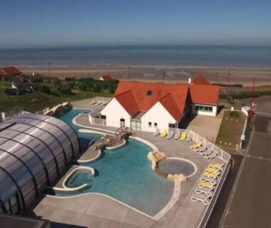 Piscine couverte et bassin extérieur en bord de mer au Mobil home au bord de la mer Equihen-Plage