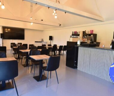 Salle intérieure avec tables et bar dans le Mobil home au bord de la mer camping de la falaise