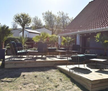 Terrasse transats du mobil home au bord de la mer vue sur la mer camping de la falaise à Equihen-Plage