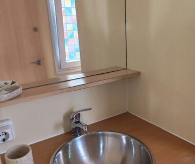 Salle de bain avec lavabo inox dans le mobil home au bord du lac de Foix