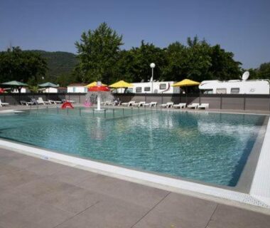 Piscine extérieure transats et parasols du Mobil home au bord du lac de Foix