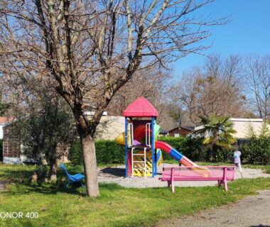 Aire de jeux avec toboggan et bancs au Mobil home au bord du lac de Foix