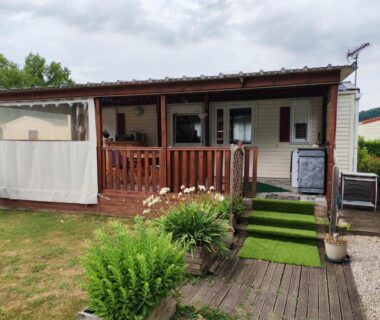 Terrasse bois et jardin devant le mobil home au bord du lac de Foix