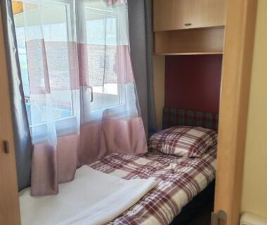 Chambre avec lits simples et fenêtre dans le mobil home au bord du lac de Foix