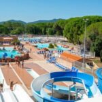 Parc aquatique avec toboggans et bassins au mobil-home au camping 5 étoiles L Oasis Village Montana Parc