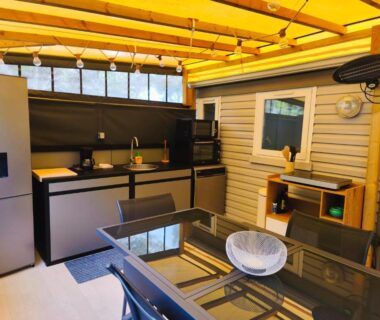 Coin cuisine et espace repas dans le mobil-home au camping 5 étoiles L'Oasis Village Montana Parc