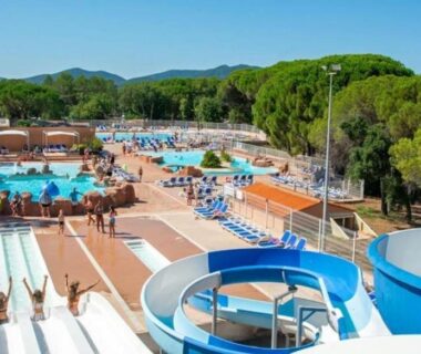 Parc aquatique avec toboggans et bassins au mobil-home au camping 5 étoiles L Oasis Village Montana Parc