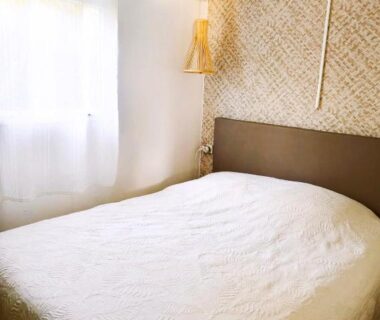 Chambre avec lit double dans le mobil-home du camping L’Oasis Village – Montana Parc