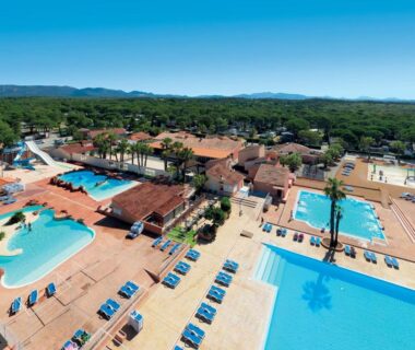 Complexe de piscines et chaises longues au camping L'Oasis Village Montana Parc