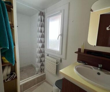 Salle de bain avec douche et lavabo dans le mobil-home n°507 du camping La Lande à Mimizan