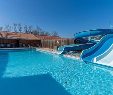 Piscine extérieure avec toboggans et bassin au Mobil-home au camping La Lande à Mimizan n°507