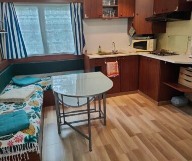 Cuisine et coin repas dans le mobil-home n°507 au camping La Lande à Mimizan