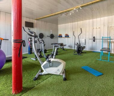 Salle de sport intérieure avec vélos et tapis au Mobil-home n°507 du camping La Lande à Mimizan