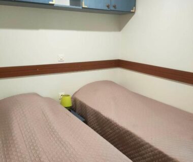 Chambre avec deux lits simples dans le mobil-home au camping La Lande à Mimizan n°507