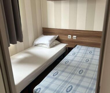 Chambre avec deux lits dans le mobil home au Castellas Marseillan
