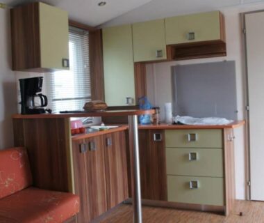 Intérieur avec kitchenette et coin salon du Mobil home au castellas marseillan