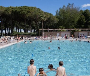 Piscine du camping avec baigneurs au Mobil home au Castellas Marseillan