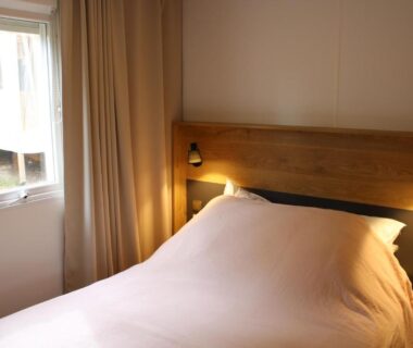 Chambre avec lit double dans le mobil-home au cœur des pins by Siblu Les Embruns Lège Cap Ferret