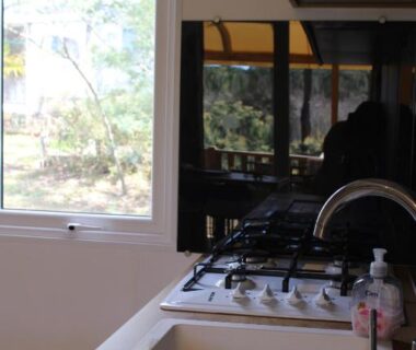 Cuisine équipée près de la fenêtre dans le Mobil-home au cœur des pins by Siblu Les Embruns Lège Cap Ferret