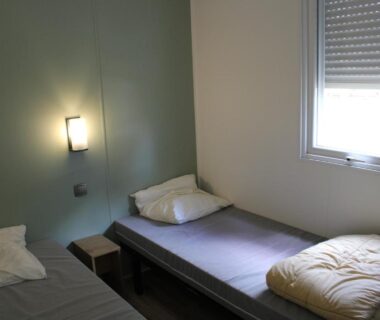 Chambre avec deux lits simples dans le mobil-home Mobil-home au cœur des pins by Siblu Les Embruns Lège Cap Ferret