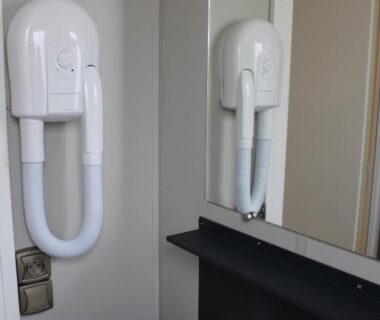 Salle de bain lavabo et sèche-cheveux mural du Mobil-home au cœur des pins by Siblu Les Embruns Lège Cap Ferret