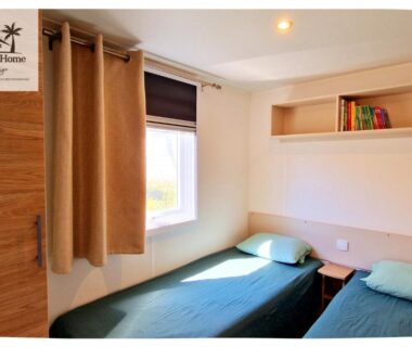 Chambre avec deux lits simples dans le mobil-home aux Sables du Midi chez Catherine et Bernard