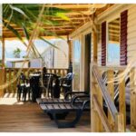 Terrasse en bois avec transats et table vue mer du Mobil-home aux Sables du Midi chez Catherine et Bernard