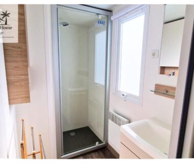 Salle d'eau avec douche et lavabo dans le mobil-home aux Sables du Midi chez Catherine et Bernard