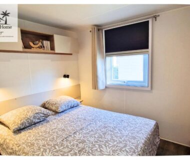 Chambre double avec fenêtre dans le mobil-home aux Sables du Midi chez Catherine et Bernard