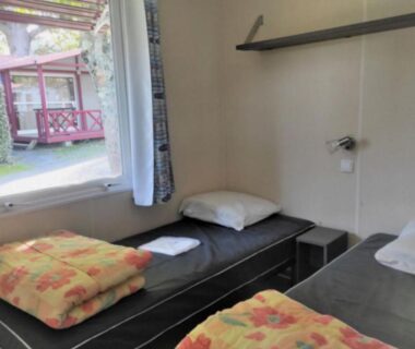Chambre avec deux lits simples et fenêtre sur terrasse du Mobil-home avec Terrasse à Espelette pour 5 personnes API-1-52-1572