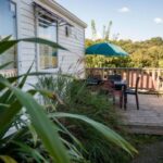 Terrasse en bois avec table et parasol du Mobil-home avec Terrasse à Espelette pour 5 personnes API-1-52-1572