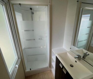 Salle de bain avec douche et lavabo dans le Mobil-home avec Terrasse à Espelette pour 5 personnes API-1-52-1572