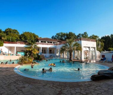 Piscine et terrasse du camping à Espelette près du Mobil-home avec Terrasse à Espelette pour 5 personnes API-1-52-1572