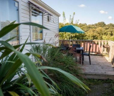 Terrasse en bois avec table et parasol du Mobil-home avec Terrasse à Espelette pour 5 personnes API-1-52-1572