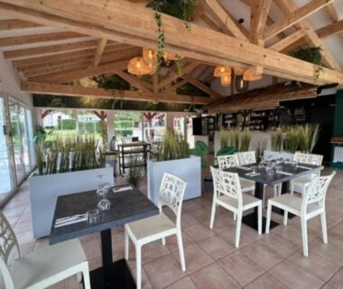 Terrasse couverte avec tables et chaises du Mobil-home avec Terrasse à Espelette pour 5 personnes