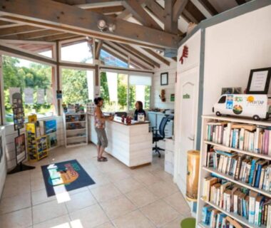 Accueil du camping avec comptoir et brochures pour le Mobil-home avec Terrasse à Espelette pour 5 personnes API-1-52-1572