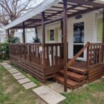 Terrasse en bois avec pergola au mobil-home avec grande terrasse