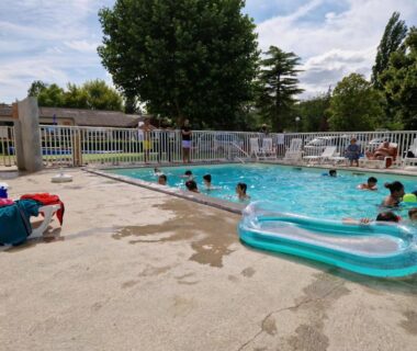 Piscine du camping avec enfants au mobil-home avec grande terrasse