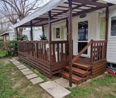 Terrasse en bois avec pergola au mobil-home avec grande terrasse